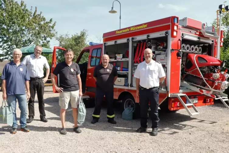 Fahrzeugübergabe und Ehrungen bei der Feuerwehr Würzweiler, von links: Uwe Pfeiffer, VG-Bürgermeister Michael Cullmann, Bernd He