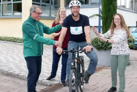 Vom Fahrradfahren begeistert: Stadtradel-Star Denis Endres mit Bernhard Steigleider (von links), Rhein-Pfalz-Kreis-Klimaschutzma
