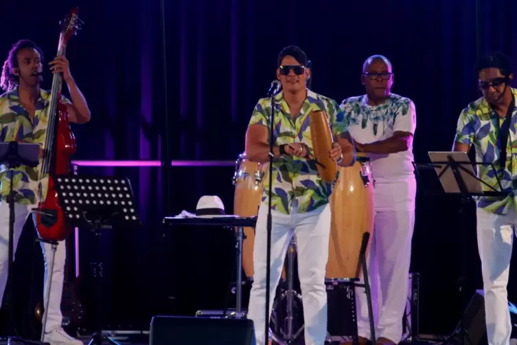 Markenzeichen ist der starke Rhythmus: Die Musiker sind auf Kuba aufgewachsen. Rund 70 Konzerte geben sie jährlich in Deutschlan