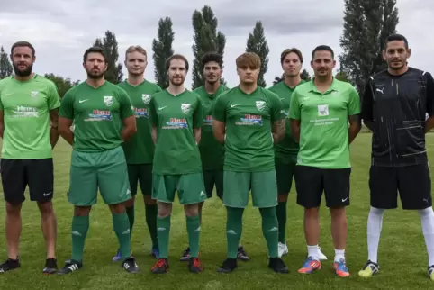 Trainer Stephan Krön (links) und sein Assistent Uwe Bader (Zweiter von rechts) peilen langfristig die Bezirksliga an. Unser Foto