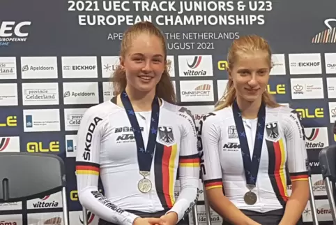 Die Silbermedaille um den Hals – das genießen Lana Eberle (links) und Jette Simon aus Kaiserslautern. Foto: Frei