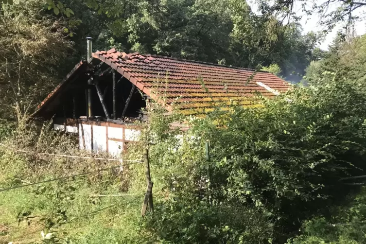 Der Dachstuhl des Vereinsheims der Vogelschützer an der Schafmühle ist völlig ausgebrannt. Auch im Inneren der Hütte sind die Sc
