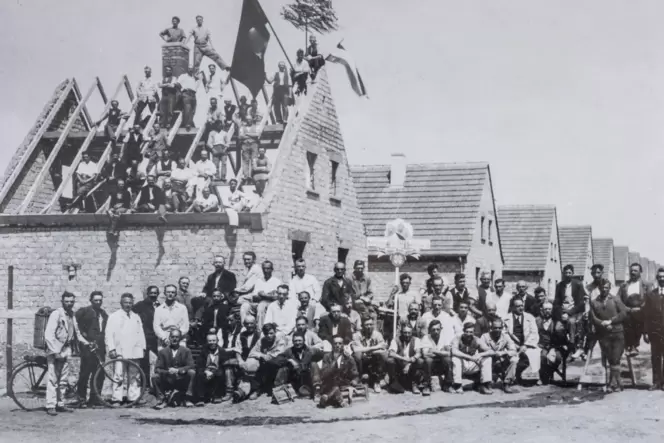Die historische Aufnahme zeigt das Richtfest nach Vollendung der ersten Baugruppe an der Saarbrücker Straße. Die historische Aufnahme zeigt das Richtfest nach Vollendung der ersten Baugruppe an der Saarbrücker Straße.