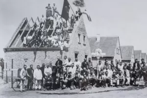 1933 wurden die ersten 80 Häuser der Siedlung bezogen. 1933 wurden die ersten 80 Häuser der Siedlung bezogen.