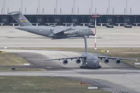 Kurz nach der Landung einer C−17-Transportmaschine brachte eine Afghanin in Ramstein ihr Kind zur Welt.