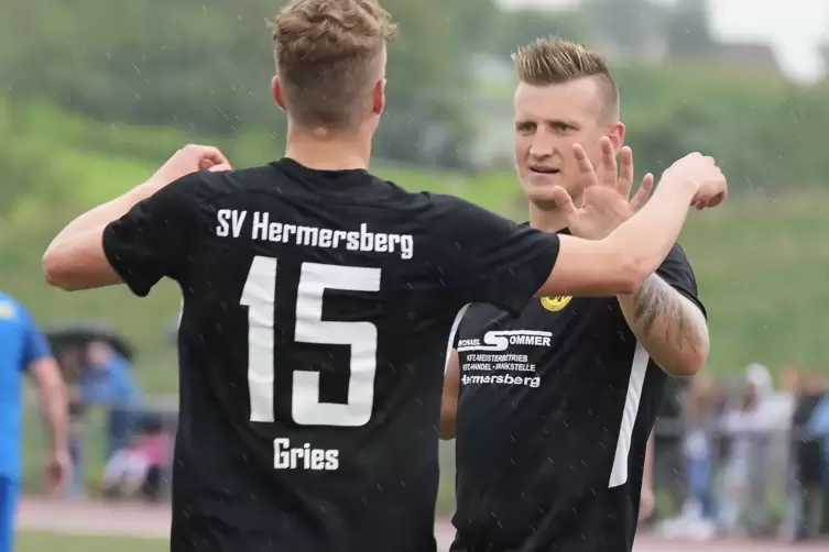 Die Produzenten des 1:0 für Hermersberg: Torschütze Florian Weber (rechts) und Vorlagengeber Cedric Gries.