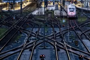 Ein geparkter ICE der Deutschen Bahn steht am frühen Morgen im Hauptbahnhof. Die Lokführergewerkschaft GDL hat ihrer Mitglieder Ein geparkter ICE der Deutschen Bahn steht am frühen Morgen im Hauptbahnhof. Die Lokführergewerkschaft GDL hat ihrer Mitglieder