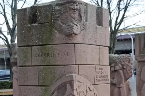Diese Sandsteinstele zeigt die Szene mit Hans Warsch.