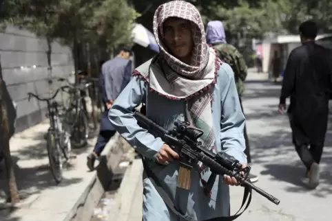 Ängste vor Unterdrückung durch die Taliban seien unbegründet, sagte ein Sprecher der Taliban. Ein Taliban-Kämpfer an einem Kontr