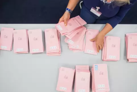 Die Briefwahl ist aufwendig – sowohl bei der Wahl daheim, als auch beim Auszählen. Aber das Verfahren wird in den Wahlbenachrich