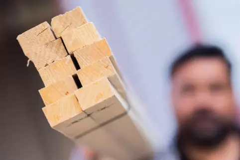 Baumaterial wie Holz ist teurer geworden, Lieferzeiten sind teilweise deutlich länger. 