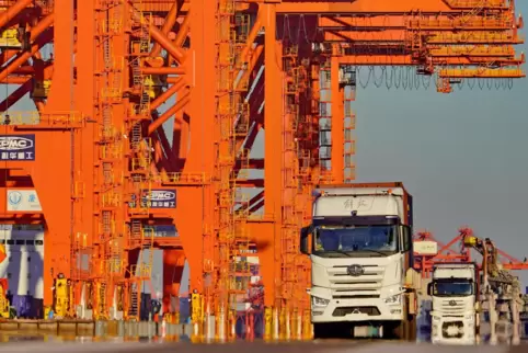 Autonom fahrende Lkw im Hafengebiet Jingtang: China liegt bei der Innovationskraft schon weit vorne. Damit das so bleibt, sucht 