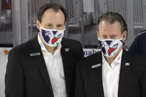 Mit den Masken haben Adler-Cheftrainer Pavel Gross (links) und sein Assistenzcoach Mike Pellegrims grundsätzlich kein Problem, a