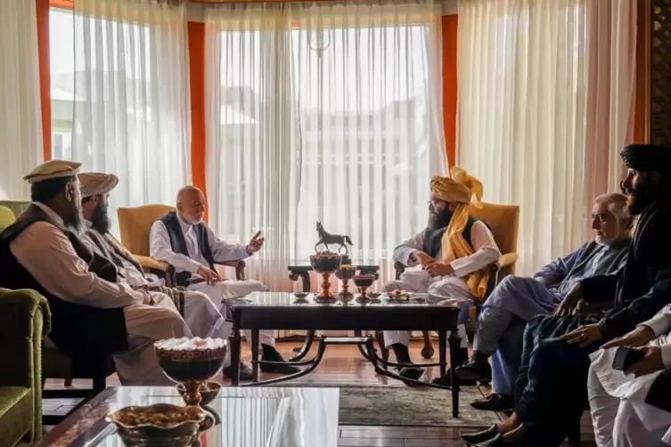 Zum innersten Führungszirkel der Taliban gehört Anas Hakkani (gelber Turban), der sich jüngst mit Afghanistans Ex-Präsident Hami