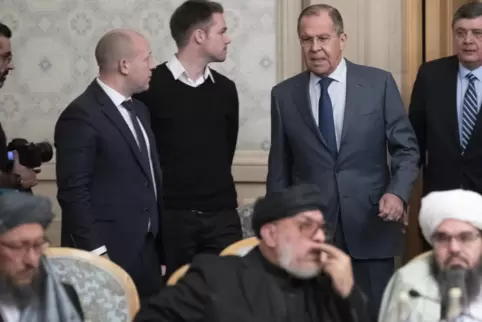 Der russische Außenminister Sergej Lawrow (Zweiter von rechts, hinten) hat wiederholt Vertreter der afghanischen Behörden und de
