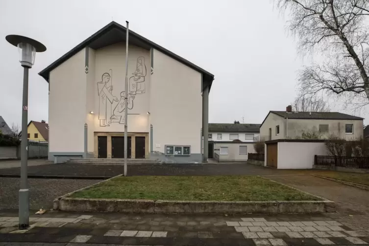 Im Januar 2021 standen sowohl Kirche als auch Pfarrhaus und Kita St. Norbert noch.