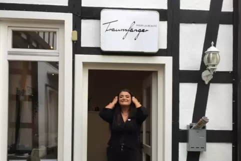 Make-up-Artist Melissa Boho arbeitet am Standort Kandel.