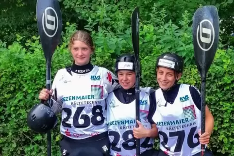 Das Siegerpodest im Einerkajak der Schülerinnen B bei den deutschen Kanumeisterschaften in Schwerte mit (von links) Wsf-Kanutin 