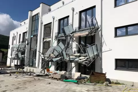 Zwischen 500.000 und 700.000 Euro Sachschaden soll der in Neustadt lebende Mann mit seiner Bagger-Attacke auf das nagelneue Wohn