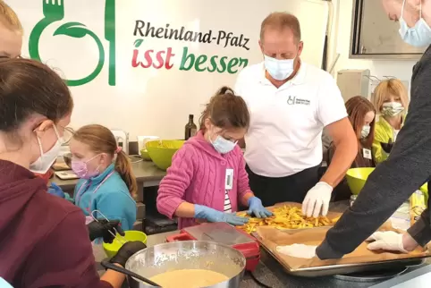 Pommes - lecker. Und alles selbst gemacht. Bio-Landwirt und Kochbus-Manager Dietmar Johnen hilft den Nachwuchsköchen beim Zubere