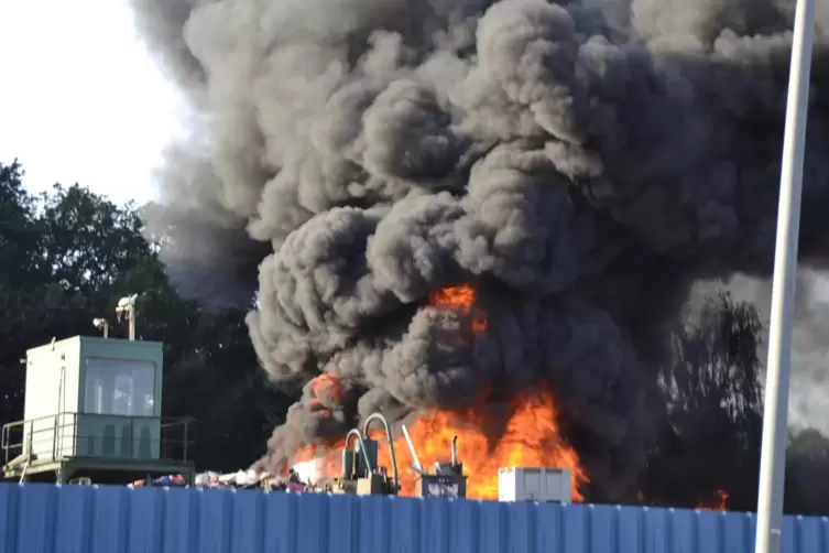 Der Brandort wurde abgesperrt, weil unklar war, was genau brannte.