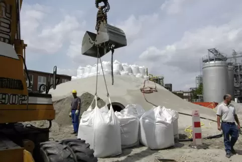 Die Bombe wird im Innern einer Sandpyramide entschärft. Dieses Verfahren wurde schon in der Vergangenheit erfolgreich angewandt.