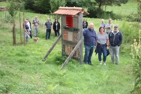 Der Naturschutzverein hat im „Sang“ eine Streuobstwiese mit Insektenhotel und Totholzzaun angelegt, vorn die Vorsitzenden Bernd 