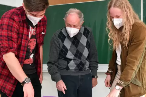 Christian Baumbach, Richard Goob und Sandra Zscharnack bereiten den Unterricht vor. 