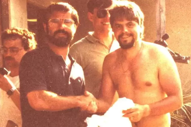 Am Pool im Hotel machte Gerd Müller sein Versprechen wahr: Er gab Kurt Lenhardt das signierte SCH-Trikot zurück. 