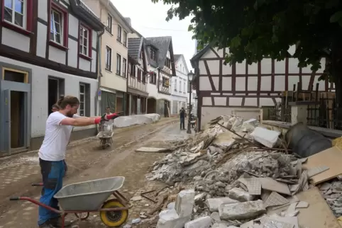 So wie dieser Fluthelfer in Ahrweiler haben auch Pfadfinder aus der Region Frankenthal im Katastrophengebiet Putz abgeklopft und