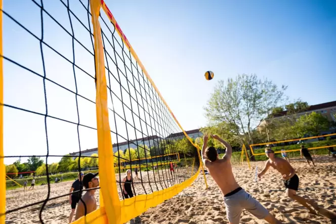 Die Zeiten ändern sich: Viele junge Leute spielen heute lieber Beachvolleyball als Fußball. Dem will der TuS Großkarlbach Rechnu