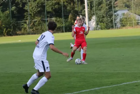 Viel Lob bekam er von seinem Trainer Peter Neustädter nach diesem Spiel: FCK-U17-Spieler Luis Breitenbruch am Ball in der Junior