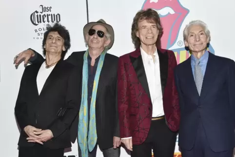 Die Rolling Stones : Ronnie Wood, Keith Richards, Mick Jagger und Charlie Watts (erster von rechts) 
