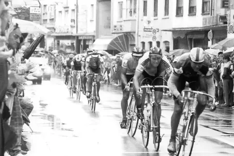 Bei der Rheinland-Pfalz-Rundfahrt 1988 fuhr Udo Bölts im Nationaltrikot durch Pirmasens. Klaus D. Kullmann begleitete die Karrie