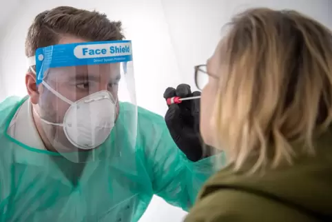Der Abstrich für einen PCR-Test geht schnell. 