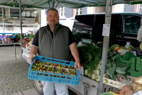 Peter Klug ist auf dem Markt in Winnweiler mit Obst und Gemüse vertreten.