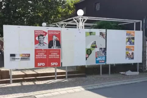 Zerstörte Plakate an der Plakatwand am Alten Rathaus in Wörth. 