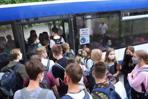 Damit das Gedränge im Schulbus nicht mehr so groß ist, werden zusätzliche Busse eingesetzt. 