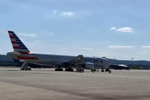 Diese Chartermaschine bringt Evakuierte von Ramstein nach Washington.