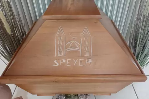 Neues Zeichen der Verbundenheit mit der Heimatstadt: Das Speyer-Logo gibt es jetzt auch auf Särgen. 