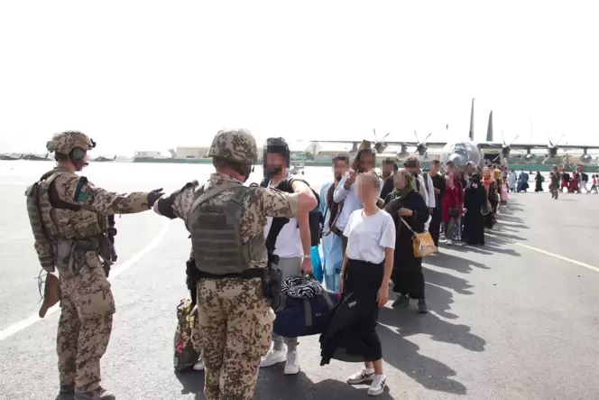 Kontrolle vor dem Abflug: Bundeswehrsoldaten im Einsatz in Kabul.