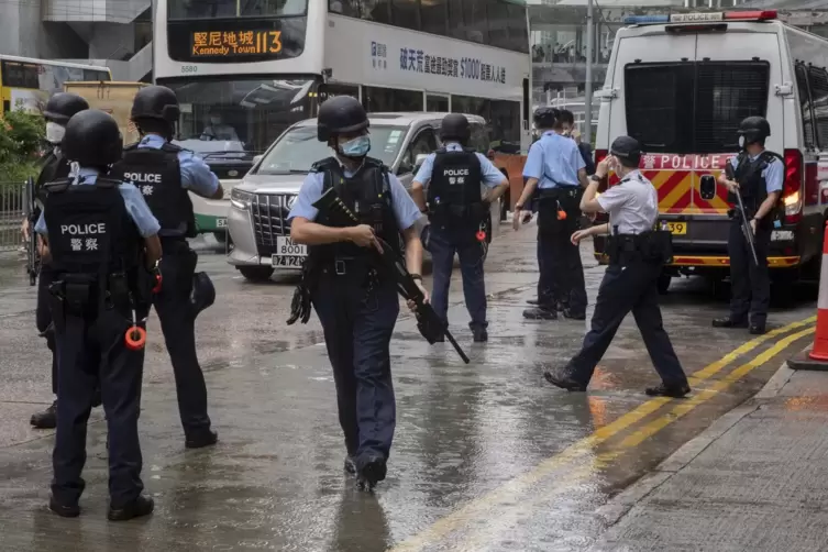 Polizeibeamte stehen vor einem Gericht in Hongkong Wache. 