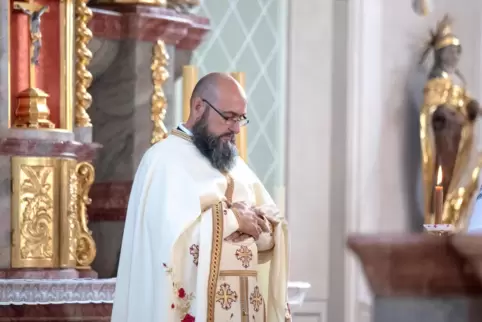 Pfarrer Ion-Marius Stamate zelebriert den Gottesdienst nach dem Ritus der rumänisch-orthodoxen Kirche. 