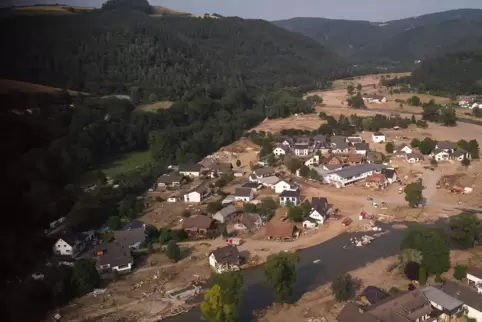 Die Flut an der Ahr hat gigantische Zerstörungen angerichtet. Hier der Ort Insul. Die Mittwochsradler wollen mit ihrer Spende he