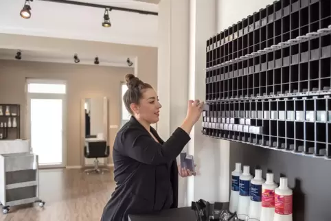 Dana Schilling räumt ihren neuen Salon ein. Nach der Eröffnung am Samstag ...