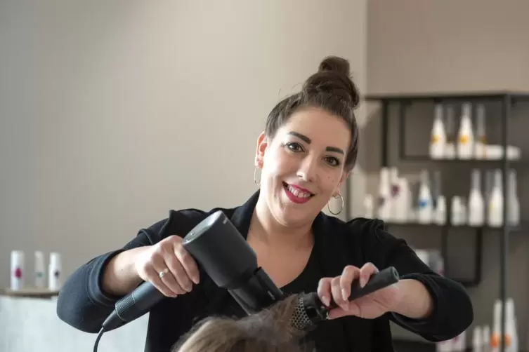... wird die Friseurmeisterin am Dienstag mit dem Frisieren beginnen. 