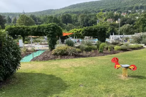 Idyllisch, aber ziemlich leer: Blick übers Freibad-Gelände. 