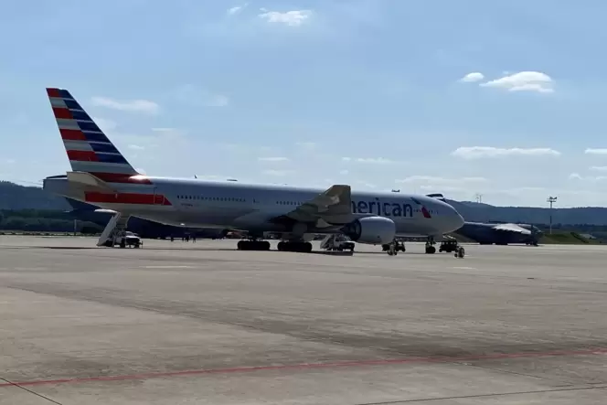 Eine Chartermaschine der American Airlines am MIttwoch auf der Airbase in Ramstein. Bereits 2500 Afghanen wurden bis gestern in