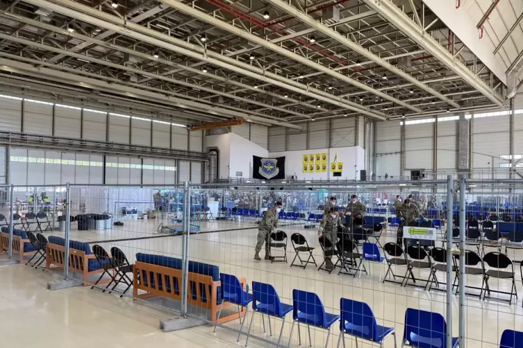 Ein Hangar der Airbase fungiert als Terminal f&uuml;r die Passagiere, die nach Amerika weiterd&uuml;rfen.