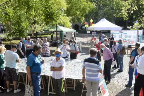 Im Sommer 2020 konnten die Bürger bei mehreren Terminen auf dem Jakobsplatz ihre Meinung zur künftigen Entwicklung des Quartiers Im Sommer 2020 konnten die Bürger bei mehreren Terminen auf dem Jakobsplatz ihre Meinung zur künftigen Entwicklung des Quartiers